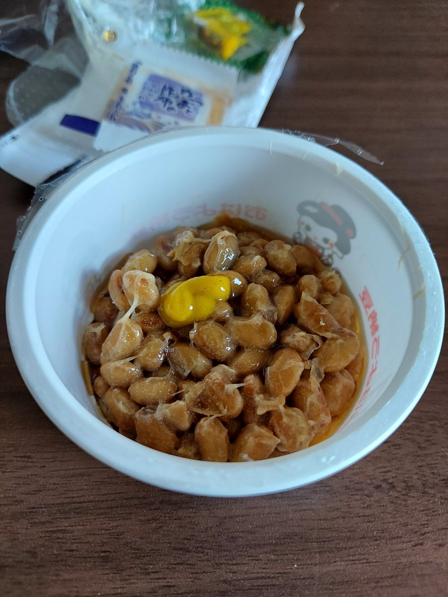 Hanacha86722828's tweet photo. 出張生活７日目。納豆タワーが出来上がりました。明日で８個になるところ、食べちゃいました。うん、積み上げた。
はよ帰りたい。

久しぶりに朝ランをさぼりました。明日は走ろうっと。

出張も明日まで。帰ったら普通にご飯が食べたいな。 https://t.co/krUjok36eO