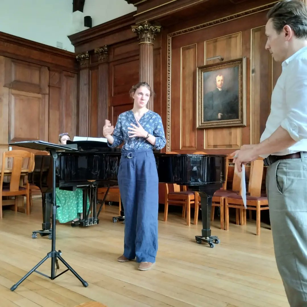 fl0rence12's tweet photo. On the Rodolfus course this week I was incredibly lucky to have the opportunity to be coached by @iestyn_davies in a masterclass. I learnt so much through his help and advise and I'm very grateful to him for coming to see us at Cambridge. Thank you! https://t.co/YwIff6DWPB