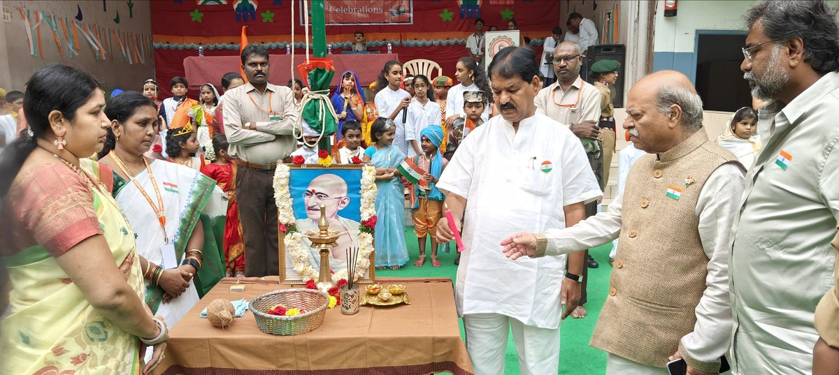 ShyamSunder_BJP's tweet photo. హిందూ పబ్లిక్ స్కూల్ సనత్ నగర్ నందు నిర్వహించిన స్వాతంత్ర్య దినోత్సవ వేడుకలకు హాజరై జాతీయ జెండా ఎగురవేయడం జరిగింది.

విభిన్న సంస్కృతులు, విభిన్న జాతులు, వివిధ భాషలు ఉన్న మనదేశంలో ప్రజలందరినీ ఒక్కటిగా చేసేది త్రివర్ణ పతాకం మాత్రమే.
దేశ ప్రజల అతిపెద్ద పండుగ ఈ స్వతంత్ర దినోత్సవం.

దేశ స్వాతంత్ర్యం కోసం పోరాటం చేసిన సమరయోధుల వేషధారణలో చిన్నారులు చేసిన ప్రదర్శన దేశభక్తిని పెంపొందించాయి.

#indipendenceday