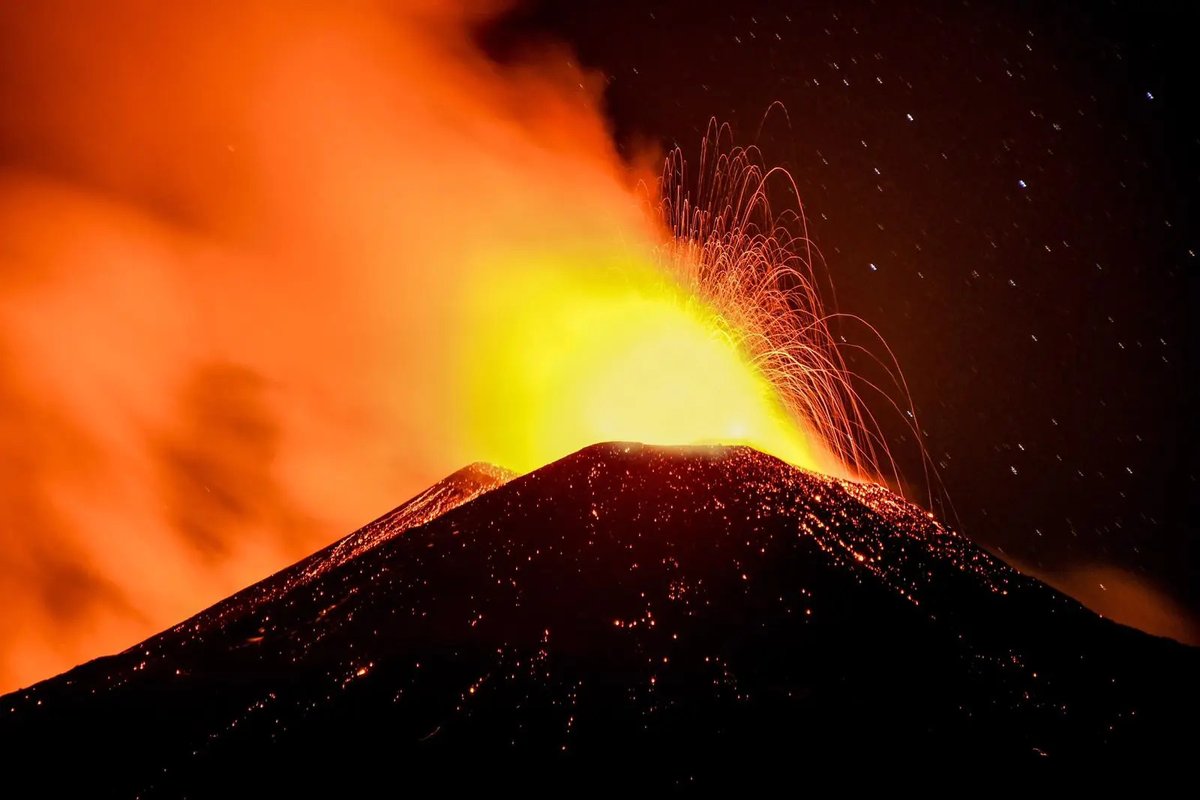 L'Etna, dà di nuovo spettacolo. Tra il 13 ed il 14 agosto è ripresa l'attività eruttiva ai crateri sommitali. Sul nostro blog c'è una suggestiva descrizione di ciò che è accaduto. buff.ly/45v8vbo #INGV#etna Foto di Giuseppe Tonzuso