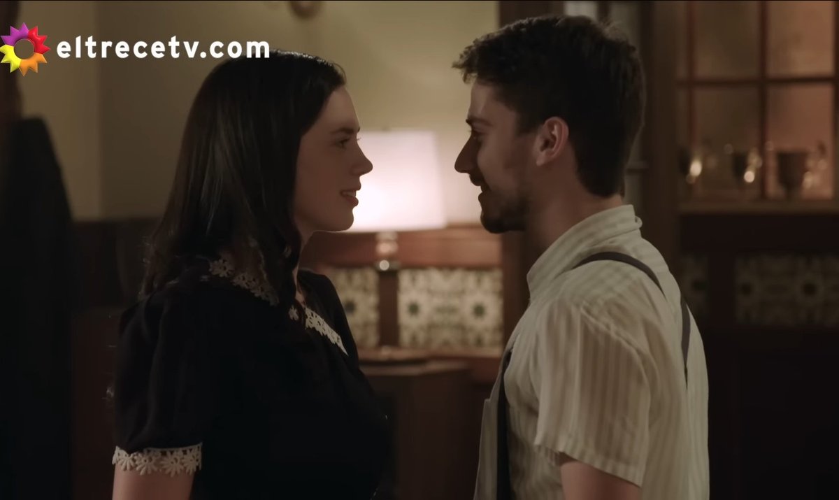 cristinameatsix's tweet image. Lucía: No paro de pensar en usted.

Segundo: No puedo dejar de pensar en vos.
#ATAV #ATAV2