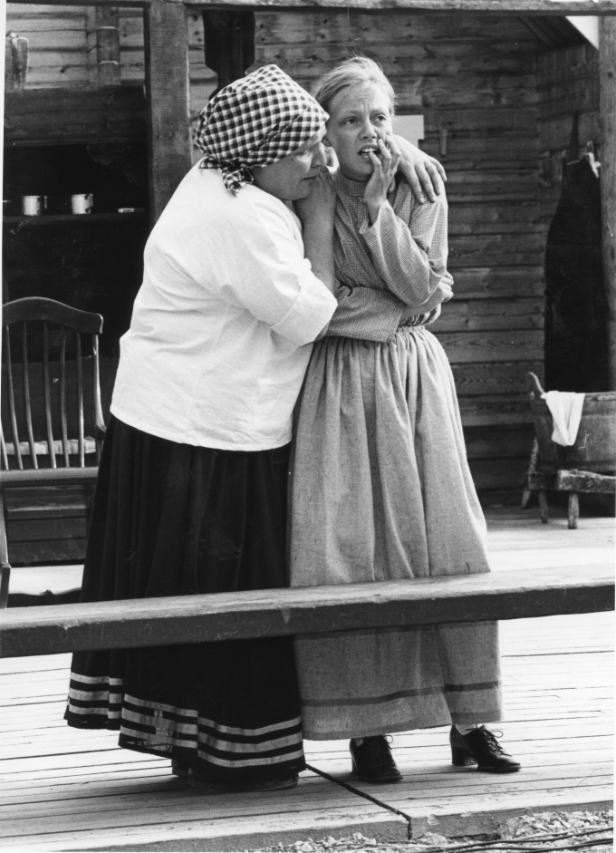 Näytelmät ja elokuvat ovat tehokas keino tutustua toiseen kulttuuriin tapoineen, pukuineen ja ajatusmalleineen. Karjalaisia on kuvattu esittävässä taiteessa runsaasti, mutta minkälaisia tarinoita karjalaiset ovat halunneet kertoa itsestään?
uutiscuppu.karjalansivistysseura.fi/karjalaisissa-…