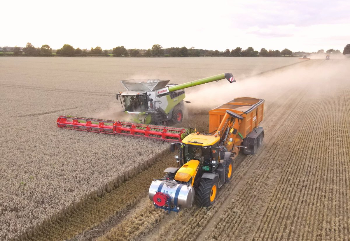 deanfarming's tweet photo. Finally into the wheat 🌾 so halfway through. 10 more days to go 🤞. All yields disappointing particularly the winter beans which looked so promising. https://t.co/d11b7LUgG3