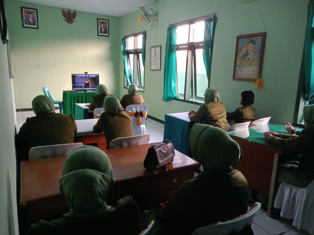 Kapt3nBrawijaya's tweet photo. Persit KCK Ranting 7 Babinminvetcaddam V/Brawijaya melaksanakan  Zoom meeting dalam rangka Sosialisasi Musyawarah Pusat  XIII Persit KCK Tahun 2023. Selasa, (15/8/2023)

#kodam v brawijaya
#pendam v brawijaya
#dispenad
#puspen tni
#tni
#tniad
#TNIADdihatiRakyat
#fyp
#persit https://t.co/iVCxlkIUdU