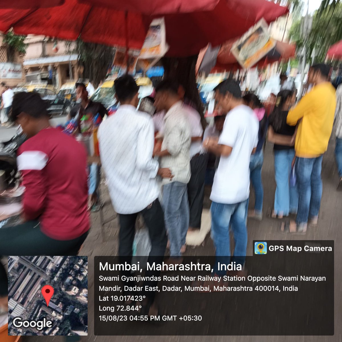 SwamiJawale's tweet photo. @mybmcWardFN अनेकदा  तक्रारी करुन सुद्धा दादर पूर्व स्वामीनारायण मंदिर समोर IDBI बँक फूट पाथ वरील फेरीवाला धंदे यांची उचल बांगडी करण्यासाठी एफ नॉर्थ मनपा  चे मनुष्य बळ कमी पडत आहे की हेतू परस्पर कमी पडून देत आहेत याचे उत्तर मनपा आयुक्त यांनी द्यावे. https://t.co/D5FO8KsnqY