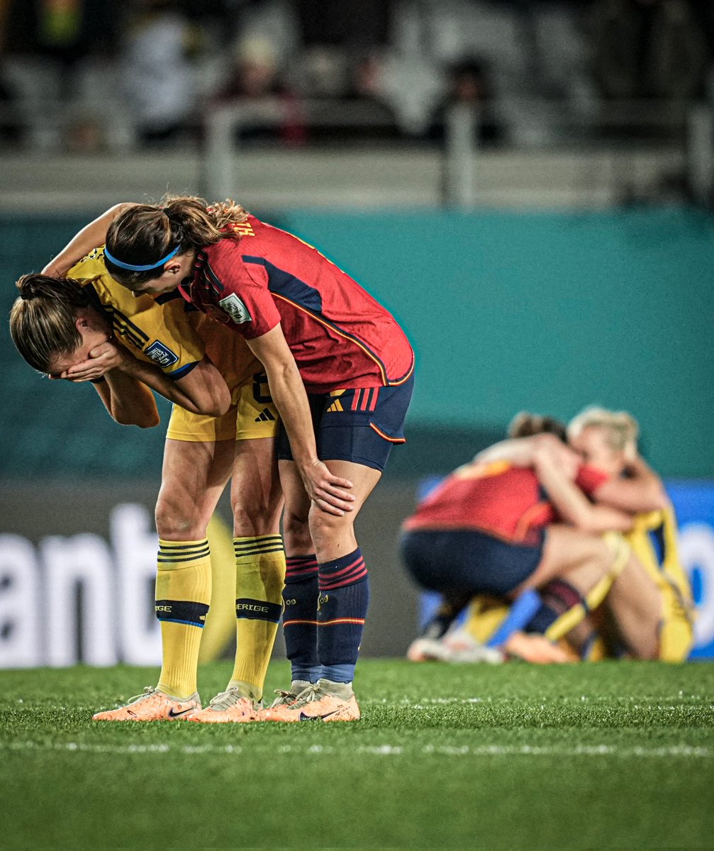 BanterBallHQ's tweet photo. This image captures the true essence of sportsmanship, as the victorious team reaches out to console and uplift the spirits of the losing team.
It's a powerful reminder that sports are not just about winning, but also about mutual respect and empathy. ❤️
#SpainVsSweden #FIFAWomensWorldCup2023