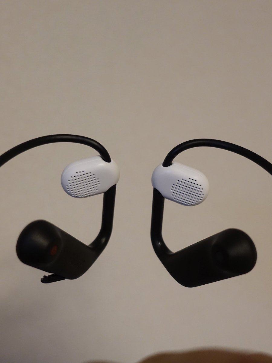 ztqdkJywAJDOWbc's tweet photo. ランニングのモチベがダダ下がりなので、気分転換に新しいSONYのランニング用イヤホン買った。
耳の前にスピーカーが浮いた状態になるので、耳の穴を塞がない。音もまぁ良い。耳を塞ぎたくないけど骨伝導のビリビリは苦手って人に良さそう。 https://t.co/BL6XzucwOv
