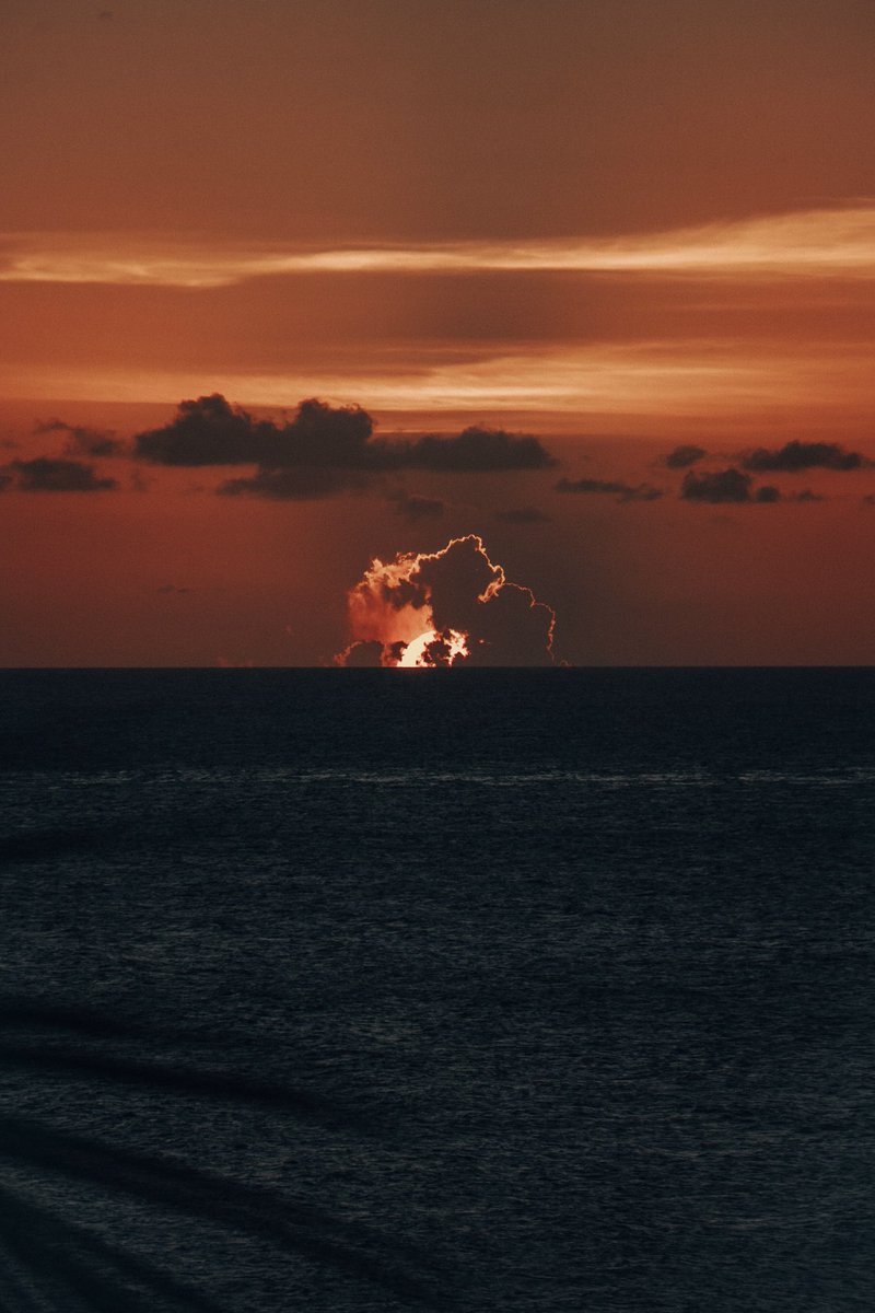 earthcurated's tweet photo. ocean sunset. https://t.co/619uyVFca0