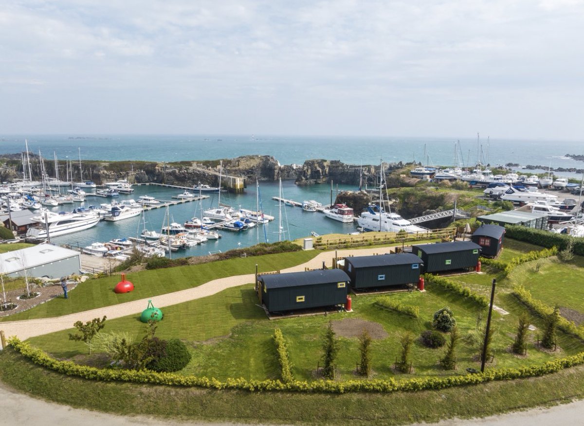 MarinaBeaucette's tweet photo. 🏞️ Discover a hidden paradise at Beaucette Marina! Our Shepherd Huts provide a cosy retreat with marina views and hot tubs. Book your stay now! #BeaucetteGetaway  #NatureEscape https://t.co/vu9kA6rbKe