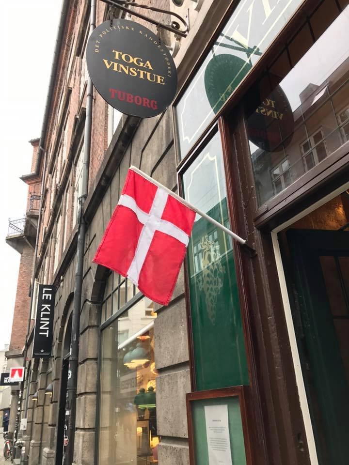 veteranerne's tweet photo. Traditionen tro mødes vi på Toga Vinstue, Store Kirkestræde 3, i København, til en uformel og hyggelig fejring af flagdagen for Danmarks udsendte.
#flagdag #5september #anerkendelse #hygge #kammeratskab #netværk #sammenhold #veteranhaven #veteranalliancen #LarsMøller #HunDragen https://t.co/Wc86eO2Kuc