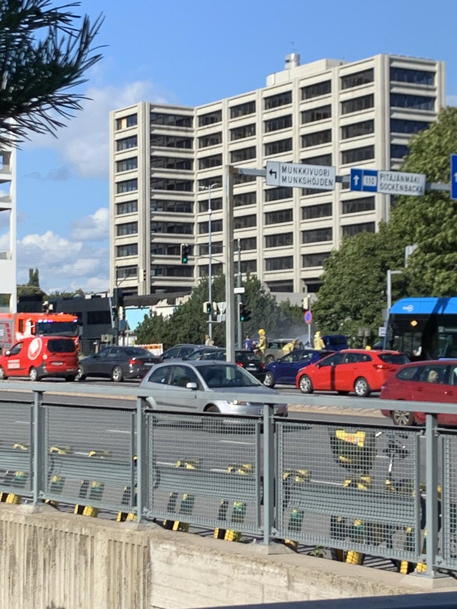 Helsinki merkezde bir arabanın motoru alev aldı. Ambulans 3 itfaiye 5 dakikada olay yerindeydi. Ölen ya da yaralanan yok ama araba gitti