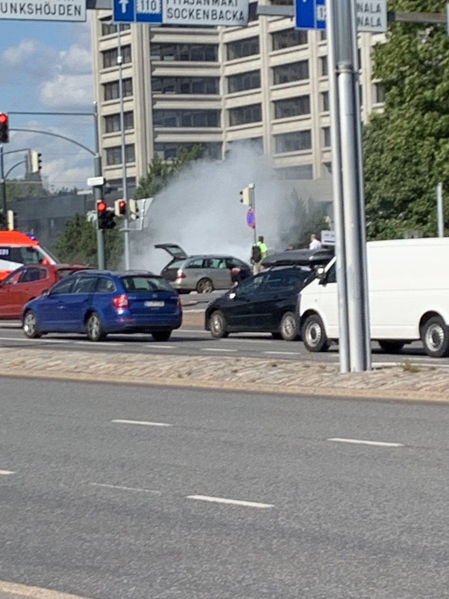 aliabaday's tweet photo. Helsinki merkezde bir arabanın motoru alev aldı. Ambulans 3 itfaiye 5 dakikada olay yerindeydi. Ölen ya da yaralanan yok ama araba gitti https://t.co/9ph1HYa3y8