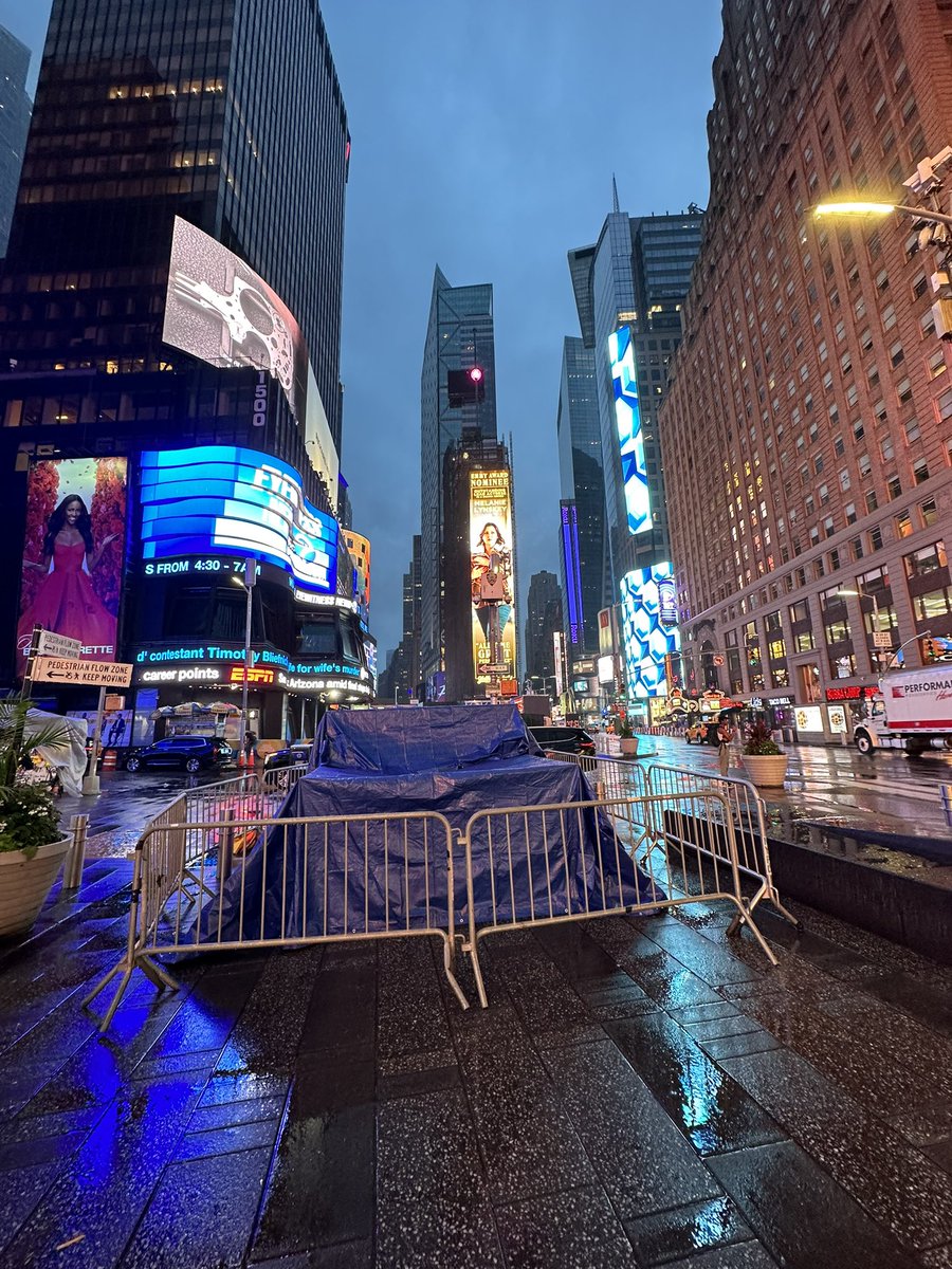 sree's tweet photo. All hail @TheVikasKhanna. 🙌🏾
World’s top 10 chefs by @vogue_italia ✅
Entrepreneur ✅
Filmmaker ✅
Philanthropist ✅
And now: Times Square art installer ✅
Stopped by at 5:45 am to get a preview before 10:30 am ET unveiling.
Details: https://t.co/0saEkGZHDT #TeamVikas https://t.co/k7kJOzOart