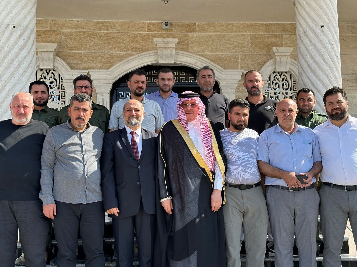 SyrianCoalition's tweet photo. رئيس الائتلاف الوطني: بحثت مع قيادات في الجيش الوطني في الفيلق الثاني بمدينة الراعي الجهود التي تبذلها الحكومة المؤ��تة من خلال وزارة الدفاع بهدف تحسين الأوضاع الأمنية التي تهدف لتحقيق الأمن  والاستقرار في المنطقة ، كما بحثنا أبرز ما تم إنجازه مؤخراً في عمل الوزارة. 

#سوريا https://t.co/vhmNgoiyRO