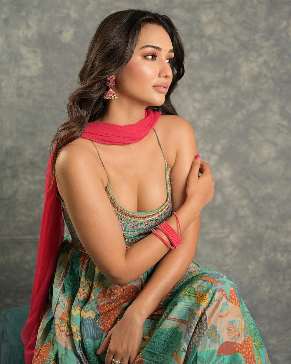 talkingbling's tweet photo. #AkankshaSharma is looking an endless beauty with her perfect persona in such a soothing suit salwar 😍❤️
.
.
.
.
#Akankshasharma #suitsalwar #indianattire #celeblook #celebstyle #fashionlook #fashionstatement #celebfashion #actress #bollywood #newpic #hot #TalkingBling https://t.co/SjCnGfMhzh