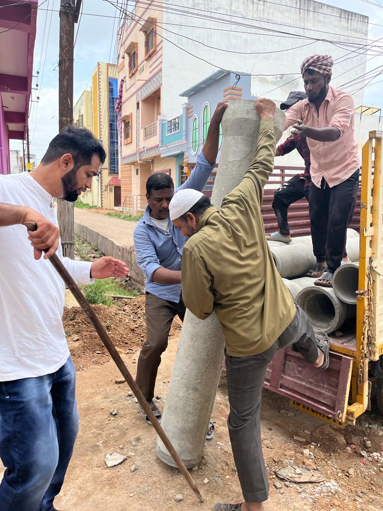 WaheedA7799's tweet photo. Metro phase4 colony near Nabil colony Balapur #wardno3 Jalplally municipality Maheshwaram constituency
Area MLA Honourable Minister Sabitha Indra Reddy Madam
Area consular Ahmed Kasadi sahab AIMIM
Our colony members collect money from all colony to complete the drainage work https://t.co/X6zQ0Rvt7T