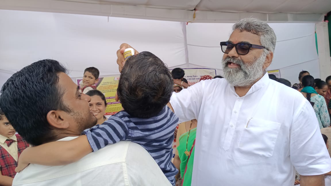 aniruddhdavebjp's tweet photo. સ્વતંત્રતા પર્વ ની ઉજવણી દરમ્યાન પ્રવાસન મંત્રી મા.શ્રી @Mulubhai_Bera  સાથે જિલ્લાના આયુષ વિભાગ દ્વારા આયોજિત કેમ્પમાં બાળકોને સુર્વણ પ્રાશનના ટીપ���ં પીવડાવી બાળકોને પોષણ કિટનું વિતરણ કર્યું હતું.
#2MandviVidhansabha
#independenceday2023
#gujarattourism https://t.co/67QDAchhDy