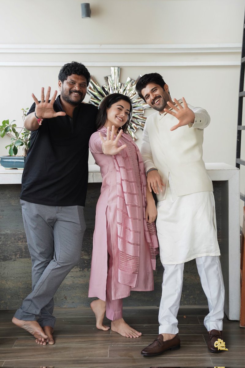 TheDeverakonda's tweet image. So much happening todayyyy,

1) Happy Independence Day to all of us ❤️

2) with these darlings because 5 years of #GeethaGovindam :)))

3) All set for #Kushi Music Concert ❤️