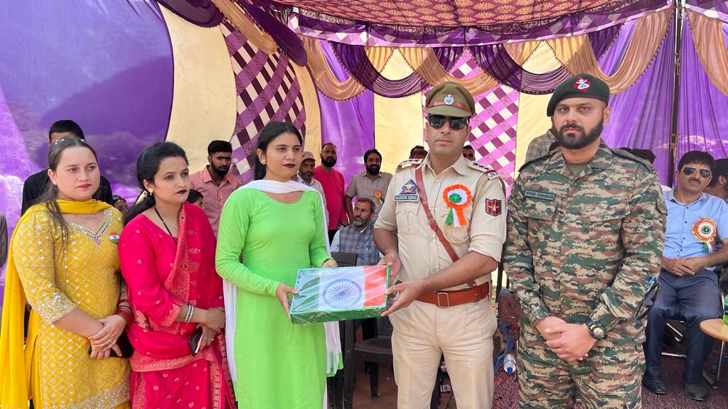 prodefencejammu's tweet photo. #HarGharTiranga
On occassion of #IndependenceDay2023, ladies of Village Sondar, #Kishtwar (J&K) attending #BasicTailoring & #StitchingCourse conducted by #IndianArmy presented #IndianFlag stitched by them to Officials of Civil Administration
@SpokespersonMoD
@adgpi https://t.co/9GXUulsyKa