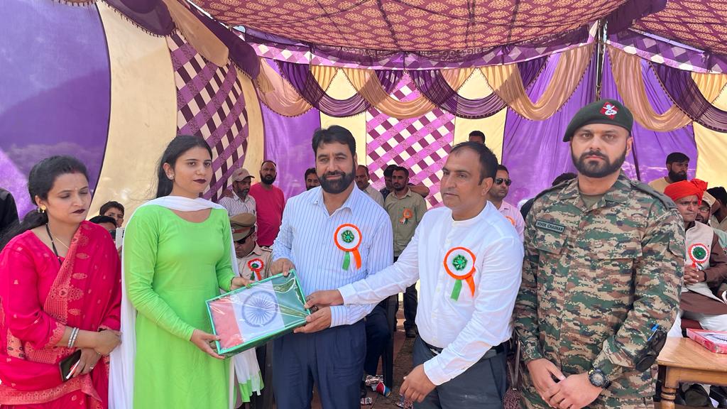 prodefencejammu's tweet photo. #HarGharTiranga
On occassion of #IndependenceDay2023, ladies of Village Sondar, #Kishtwar (J&K) attending #BasicTailoring & #StitchingCourse conducted by #IndianArmy presented #IndianFlag stitched by them to Officials of Civil Administration
@SpokespersonMoD
@adgpi https://t.co/9GXUulsyKa