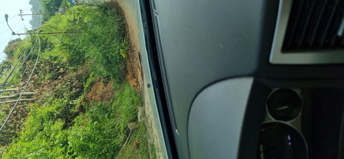 ajmvicent's tweet photo. Por favor @ElHatillo  @eliasayegh de la lluvia de la semana pasada tenemos en la calle la colina de la union parte de un terreno obstaculizando la vía. https://t.co/AkdC3MGd1j