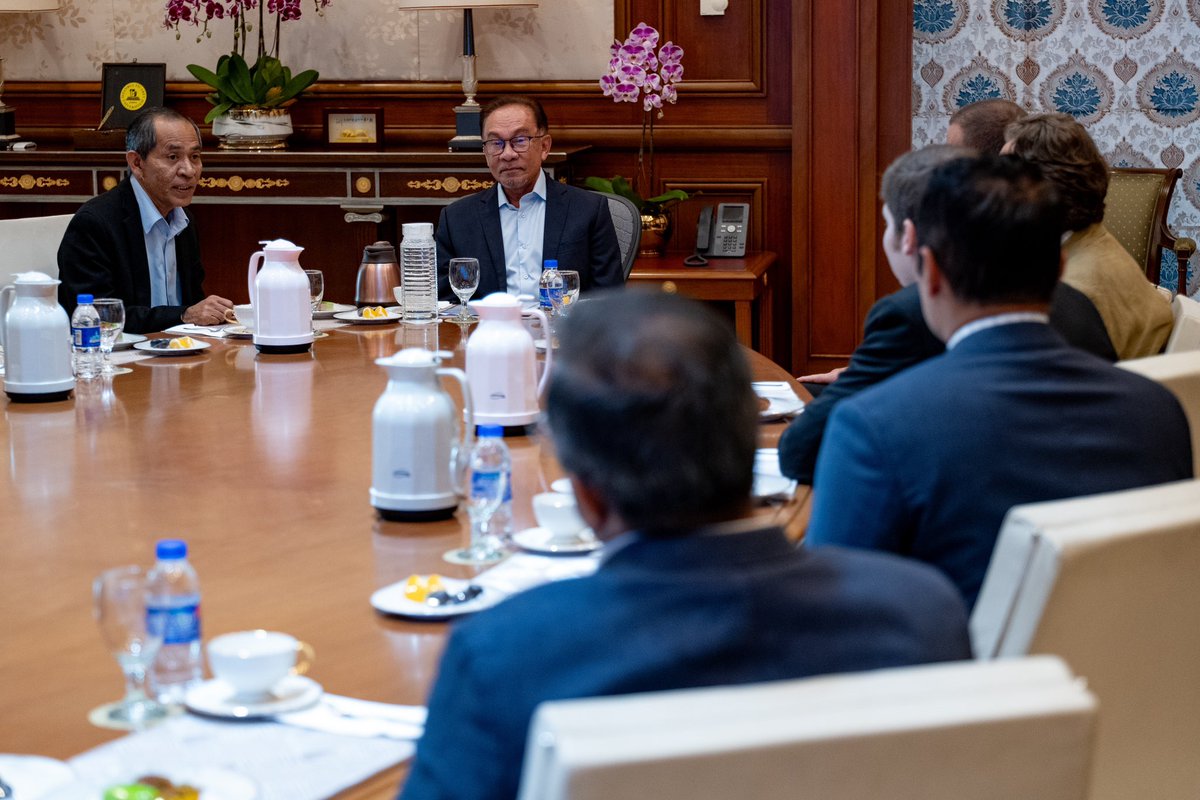anwaribrahim's tweet photo. Sebagai ikhtiar untuk merancakkan pertumbuhan ekonomi dan mendukung visi yang terkandung dalam Ekonomi MADANI, saya telah bertemu dengan beberapa pelabur terkemuka bagi meneroka peluang pelaburan strategik merentas sektor ekonomi utama.

Kebijakan Ekonomi MADANI adalah sebuah kerangka wahana yang jelas dan komprehensif bagi memungkinkan sebuah tatanan ekonomi negara yang mampan dan terangkum sebagai usaha dan upaya Kerajaan dalam meningkatkan tahap kesejahteraan seluruh rakyat Malaysia. Visi ini menekankan peri penting penyertaan sektor swasta dan pelabur untuk memacu pertumbuhan ekonomi, menggalak daya inovasi dan juga mewujudkan peluang pekerjaan yang berkualiti serta berdampak tinggi. 

Perjumpaan ini disertai beberapa orang pelabur yang berpengaruh di peringkat antarabangsa dan terkenal dengan sumbangan mereka kepada pembangunan ekonomi dan syarikat yang berjaya, antaranya pengasas bersama laman Facebook Eduardo Saverin dan Ketua Pegawai Eksekutif Bersama B Capital Raj Ganguly, Pengasas WM Partners Alejandro Weinstein dan Pengasas European Venture Funds Peter Kadas. 

Kehadiran mereka bukan sahaja mempamerkan keyakinan terhadap Kerajaan Perpaduan dan prospek ekonomi negara, malah ia membuktikan Malaysia mempunyai daya tarikan sebagai destinasi pelaburan antarabangsa.

Perjumpaan yang pertama seumpama ini membuka peluang untuk berkongsi pandangan serta meneroka kerjasama untuk mencapai matlamat ekonomi negara. Perbincangan turut menyentuh memberi soal peluang bagi meneroka pelaburan dalam sektor utama seperti teknologi dan inovasi, tenaga yang boleh diperbaharui, pembangunan infrastruktur, pelancongan serta hospitaliti, dan pembuatan. 

Selain itu, sesi ini turut berkisar mengenai usaha memupuk persekitaran bagi menggalakkan pelaburan langsung asing, memperkemas peraturan dan proses, meningkatkan tatakelola dan memastikan kemampanan jangka panjang serta menekankan kepentingan tanggungjawab sosial dan pertumbuhan inklusif, dengan komitmen untuk mengutamakan inisiatif yang memberi manfaat kepada masyarakat tempatan dan menyumbang kepada agenda pembangunan mampan.

Usaha berterusan Kerajaan adalah untuk menyediakan persekitaran mesra pelabur yang memupuk inovasi, melindungi harta intelek dan menggalakkan kerjasama antara sektor awam dan swasta. Saya turut membuka ruang untuk para pelabur mengenal pasti peluang pelaburan yang sejajar dengan matlamat strategik di samping memenuhi keperluan masyarakat.

Ini merupakan asas untuk potensi kerjasama dan pelaburan yang akan memberikan manfaat ekonomi yang besar untuk Malaysia dan rakyatnya. 

#MalaysiaMADANI