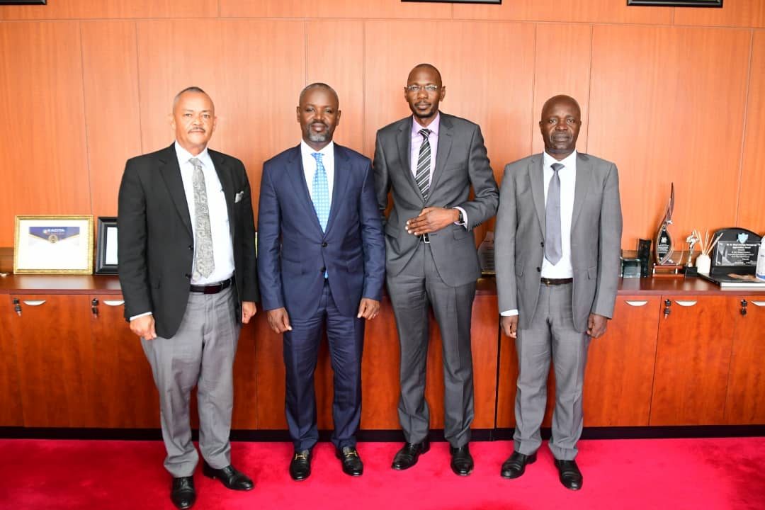ObukamaBwaTooro's tweet photo. Omuhikirwa RT Owek Stephen Kiyingi Amooti hamu nomumyookawe owakabiri, Owek Kwemara Ngabu William Ateenyi, bebembiirwe Owek @KafuuziJackson Araali; omukurasi w'isaza Lya Kyaka South Murukurato Rukuru Orw'ihanga, babungiire Omumyooka wa Rwigi W'orukurato Rukuru Orw'ihanga Lya Uganda  RT Owek @Thomas_Tayebwa.