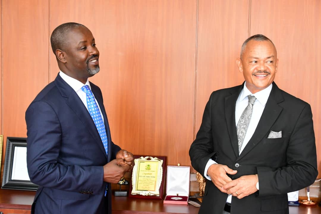 ObukamaBwaTooro's tweet photo. Omuhikirwa RT Owek Stephen Kiyingi Amooti hamu nomumyookawe owakabiri, Owek Kwemara Ngabu William Ateenyi, bebembiirwe Owek @KafuuziJackson Araali; omukurasi w'isaza Lya Kyaka South Murukurato Rukuru Orw'ihanga, babungiire Omumyooka wa Rwigi W'orukurato Rukuru Orw'ihanga Lya Uganda  RT Owek @Thomas_Tayebwa.