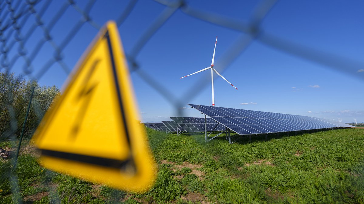 vrij_nederland's tweet photo. De praktijk van de Nederlandse energietransitie wordt voor een fors deel bepaald door de RES. Dit samenwerkingsverband van organisaties, overheden en bedrijven bepaalt waar we nu precies groene energie gaan opwekken, en dat leidt tot de nodige uitdagingen. https://t.co/lY7vXFGw8r https://t.co/rvYfav1L1D