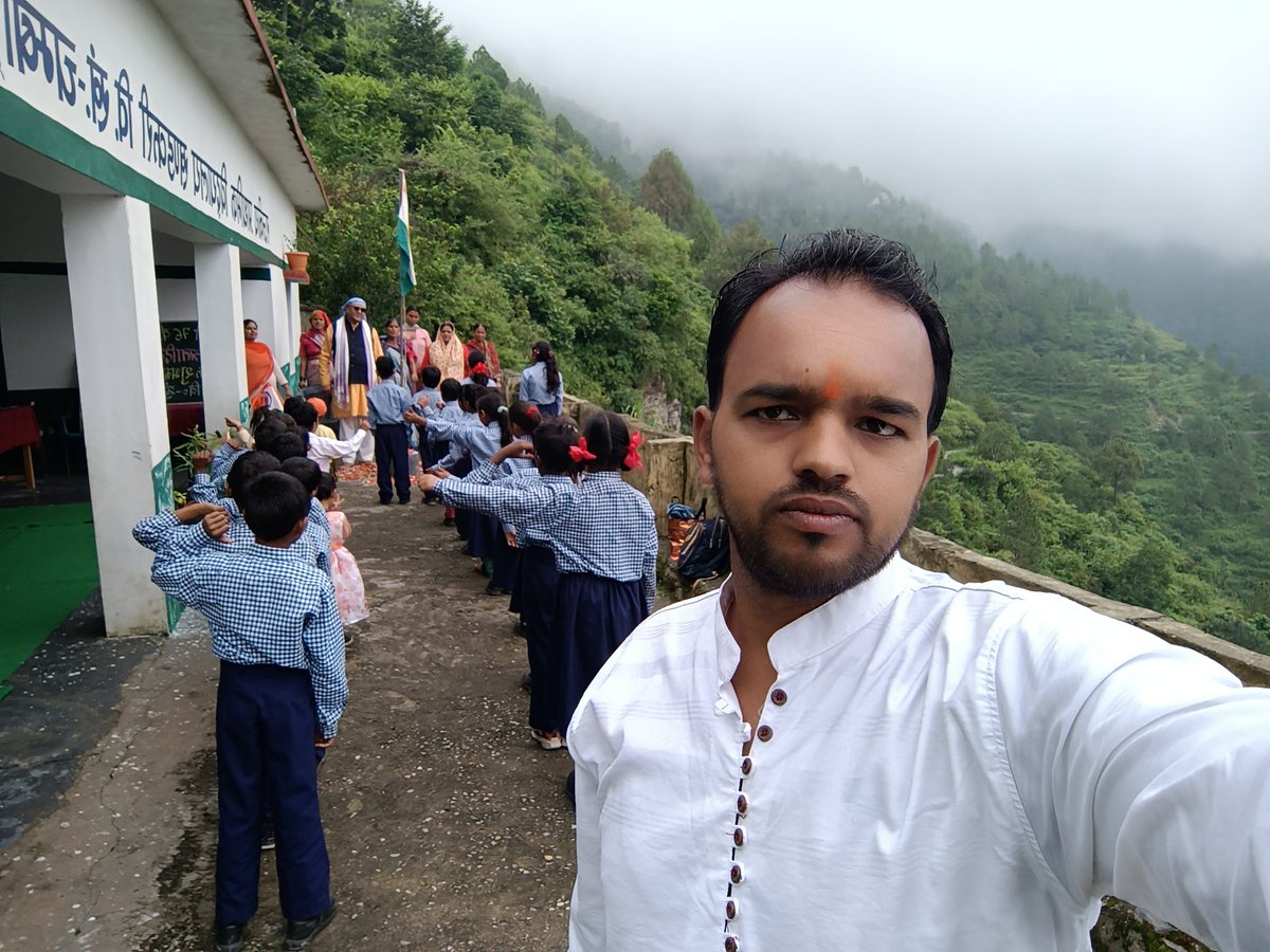 Reapblockchamba's tweet photo. Celebration of #77th_Independence_day at Vikas khand chamba , Tehari Garhwal. 
@REAPUttarakhand 
@RadhikaJha5 
@nitikakh22 
@ganeshjoshibjp 
@cdo_pauri 
@dd_msydav
@DAY_NRLM 
@UsrlmOfficial 
@USRLMPAURI 
@MoRD_GoI 
@IFAD https://t.co/L7RW5V1mwk