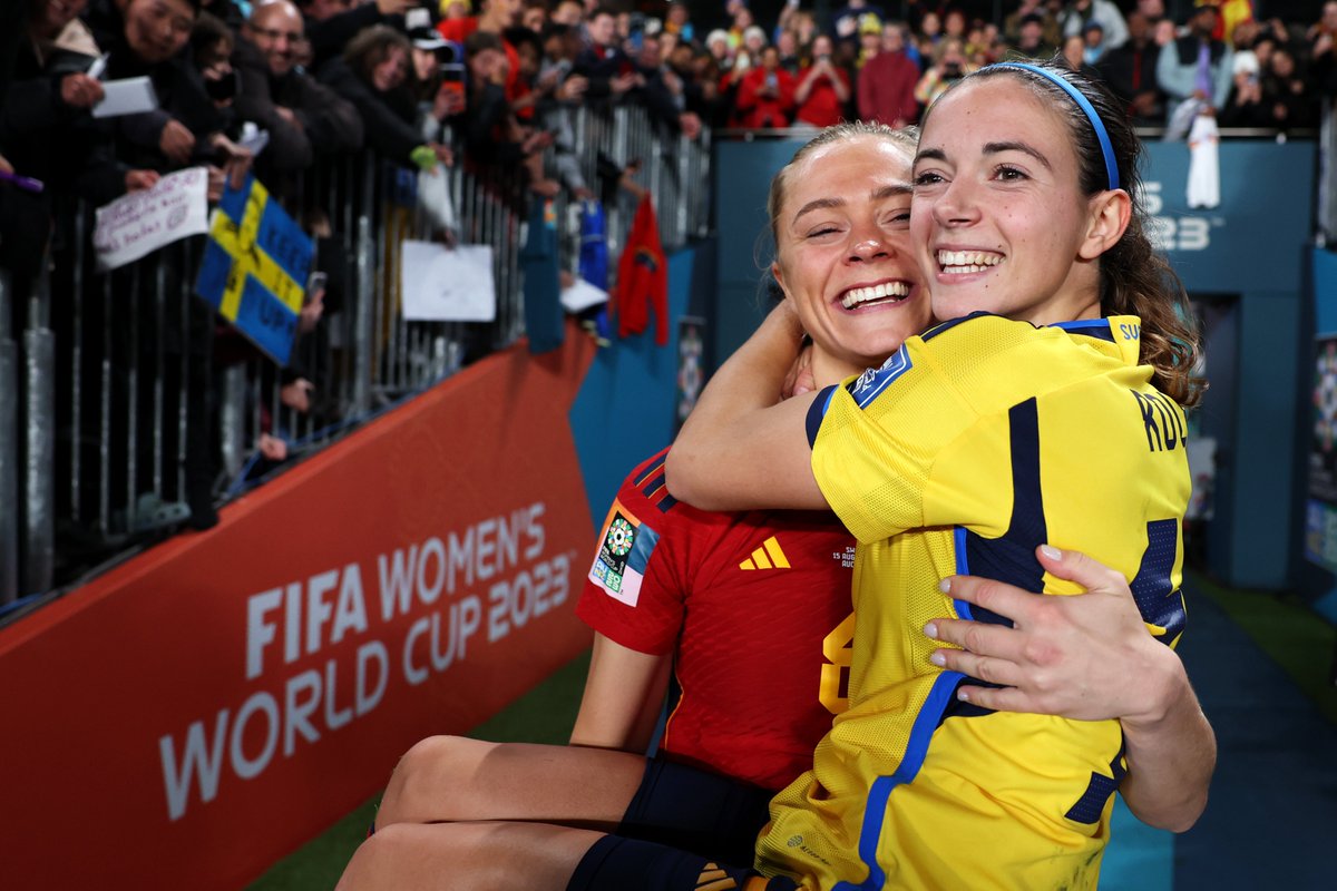 fifacom_es's tweet photo. 🇪🇸@AitanaBonmati 🫂 @FridolinaRolfo 🇸🇪

#FootballUnitesTheWorld 

#FIFAWWC  #BeyondGreatness https://t.co/9p9cRl5hQb