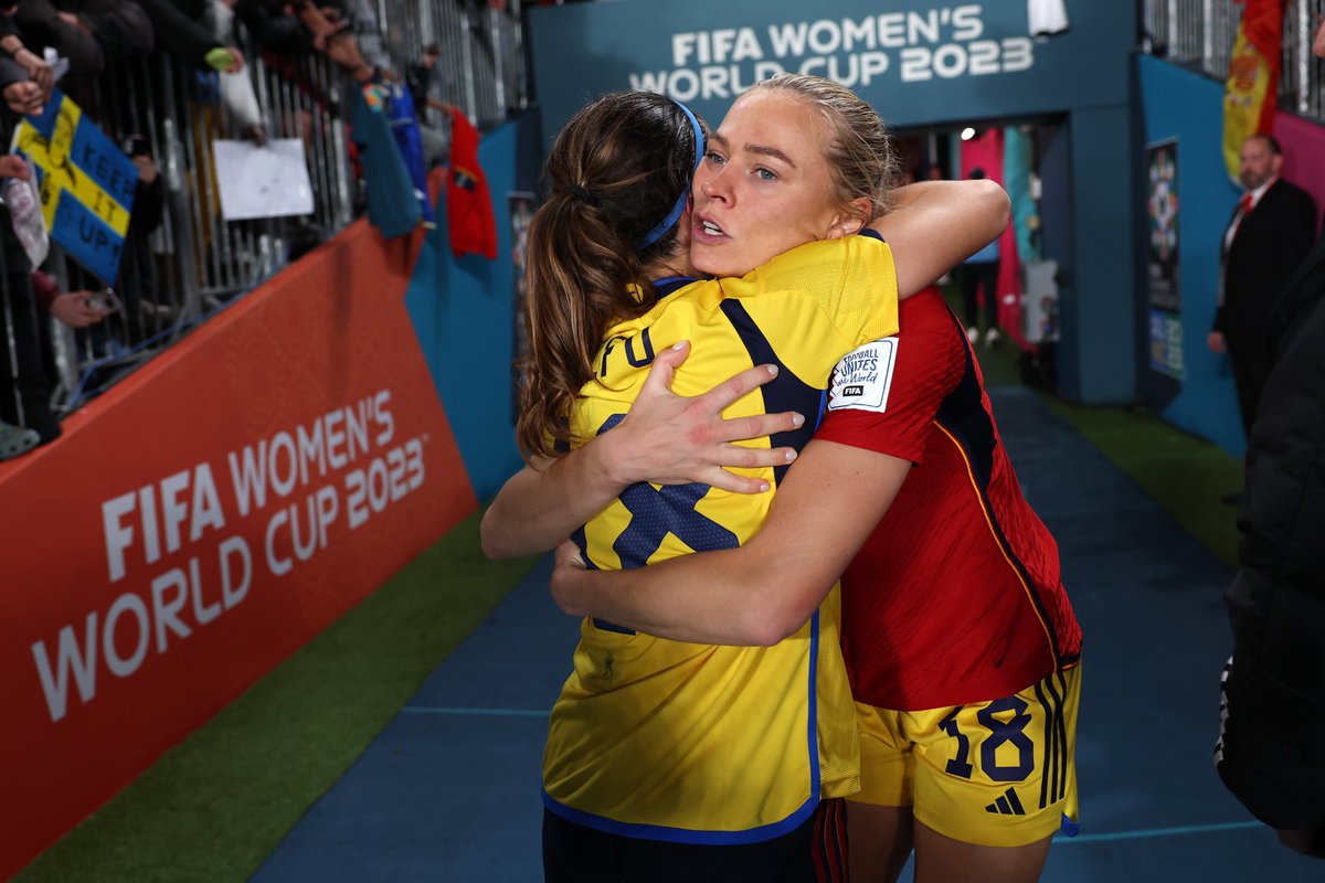 fifacom_es's tweet photo. 🇪🇸@AitanaBonmati 🫂 @FridolinaRolfo 🇸🇪

#FootballUnitesTheWorld 

#FIFAWWC  #BeyondGreatness https://t.co/9p9cRl5hQb