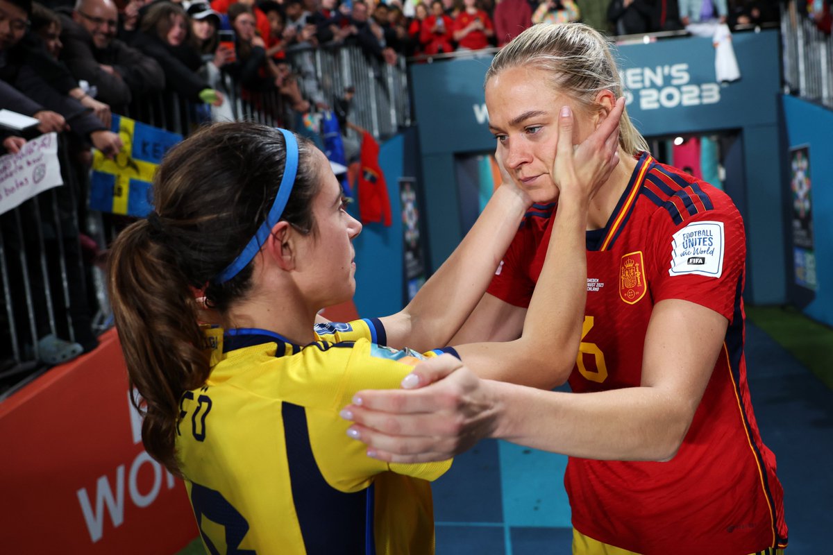fifacom_es's tweet photo. 🇪🇸@AitanaBonmati 🫂 @FridolinaRolfo 🇸🇪

#FootballUnitesTheWorld 

#FIFAWWC  #BeyondGreatness https://t.co/9p9cRl5hQb