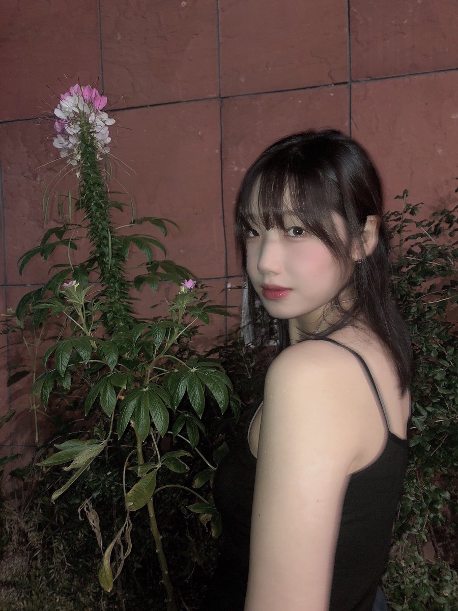 오늘 녹음 끗나고 링링이랑 고기먹고 커피먹고! 링링이가 사진찍어줫는데 오늘의 베스트컷 레전드 대박 너무 잘나왓다! 링깅아 고마어 푸읍😏