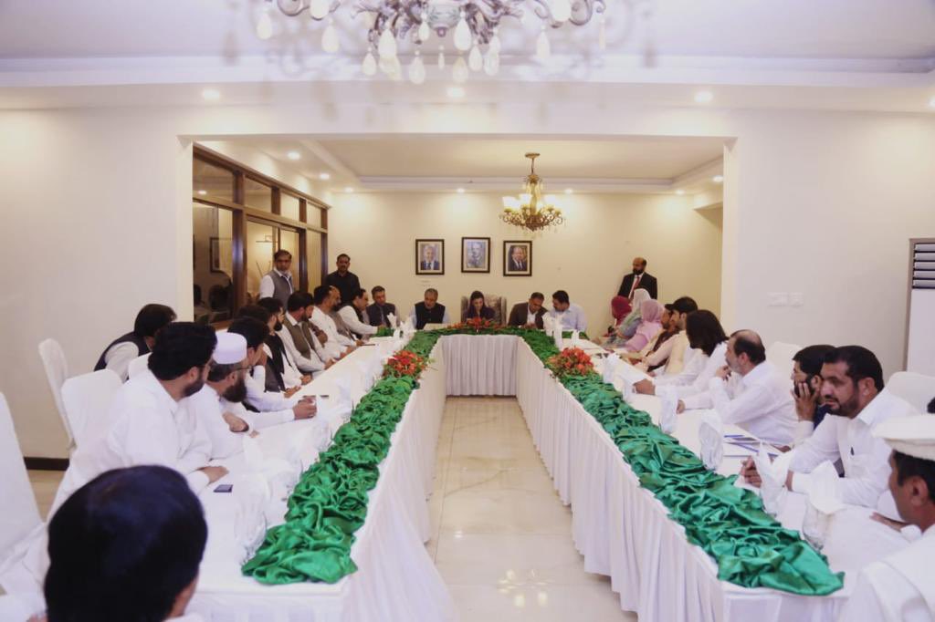 SaniaaAshiq's tweet photo. A leader is the one who inspires leadership. @MaryamNSharif working day and night to empower youth of Pakistan in PMLN ranks. 📸 Kpk Youth meeting today https://t.co/KIxaEqgmYo