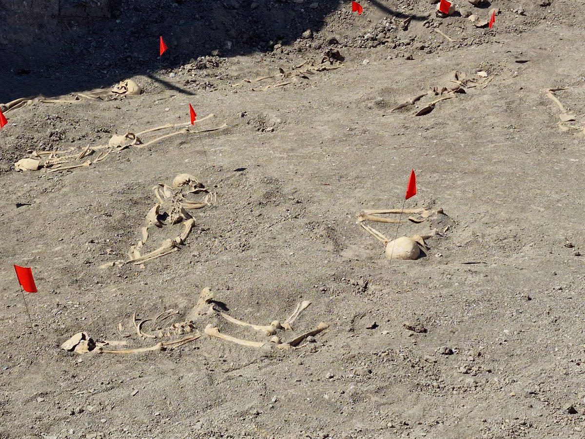 HikmetHajiyev's tweet photo. Another mass grave of 4000 missing Azerbaijanis identifed next to Shusha prison where civilians and PoWs kept, treated inhuman way, tortured, killed and buried in mass graves. Armenia to evade responsibilities refuses to provide detailed info about location of mass graves. @ICRC https://t.co/TjQ311uZ4k