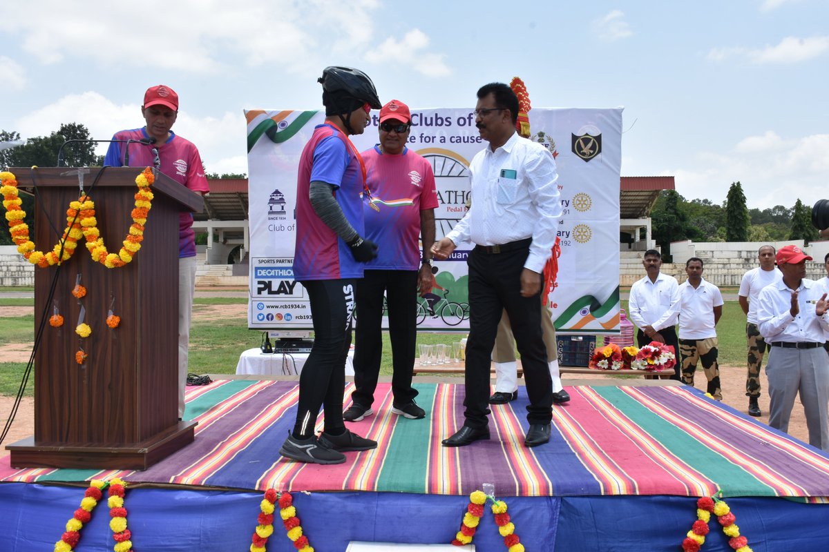 BSF_CEDCO's tweet photo. #HappyIndependenceDay 
#HarGharTiranga   

Sh Eapen P V, IG CEDCO congratulated all the participants on successful completion of 76 kms Cycle Rally, CHAKRATHON. 

Few Glimpses of the felicitation ceremony. 

#BSF 
#AzadiKaAmritMahotsav 
#MeriMatiMeraDesh https://t.co/kocF66ajcP