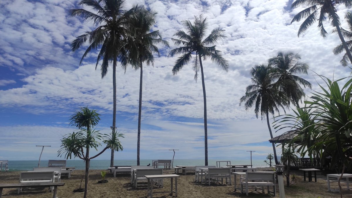 Potret pantai kota Meulaboh, Aceh Barat. Pantai ini bernama Pantai Batu Putih yang langsung berhadapan dengan Samudera Hindia.
#Meulaboh #Pantai #Acehbarat #WisataPantai