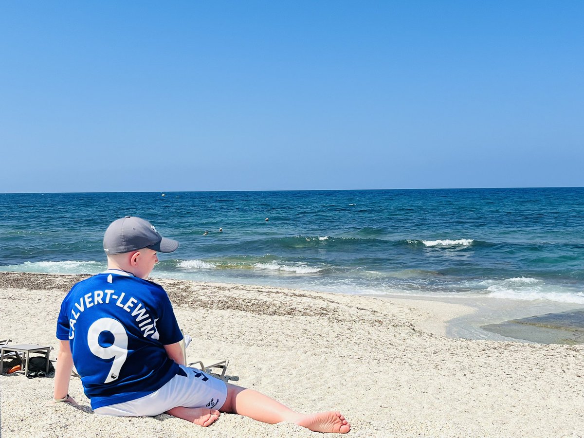 dabula25's tweet photo. Looking forward to watch you play this season @CalvertLewin14 From a huge fan, Jack from a beach in Crete… 💙⚽️ https://t.co/aReJYpYLbv