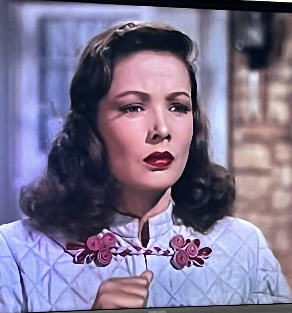JulieJLW's tweet photo. #GeneTierney #LeaveHerToHeaven on @TalkingPicsTV brilliant in every way and oh those clothes! #FilmNoir https://t.co/fNNPuCYMjr