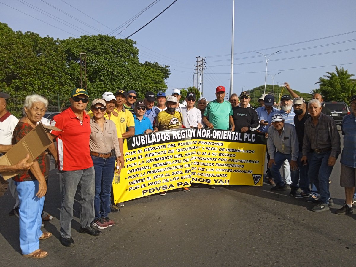 millanoso's tweet photo. #PDVSA paga Ya a los jubilados y sobrevivientes es el clamor de muchos jubilados en Puerto La Cruz que ya no le alcanza ni la pensión ni el fondo de pensiones. La Lucha Sigue!!! https://t.co/MrASkk0sh5