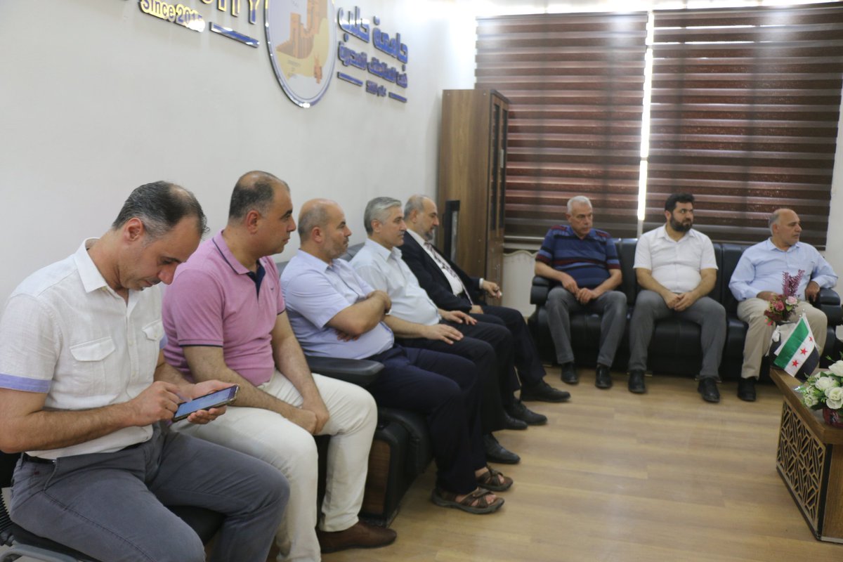 SyrianCoalition's tweet photo. رئيس الائتلاف الوطني: في جولتنا الميدانية للمناطق المحررة، التقينا برئيس جامعة حلب الحرة والكادر التدريسي والإداري فيها. https://t.co/2Elg9mYllu