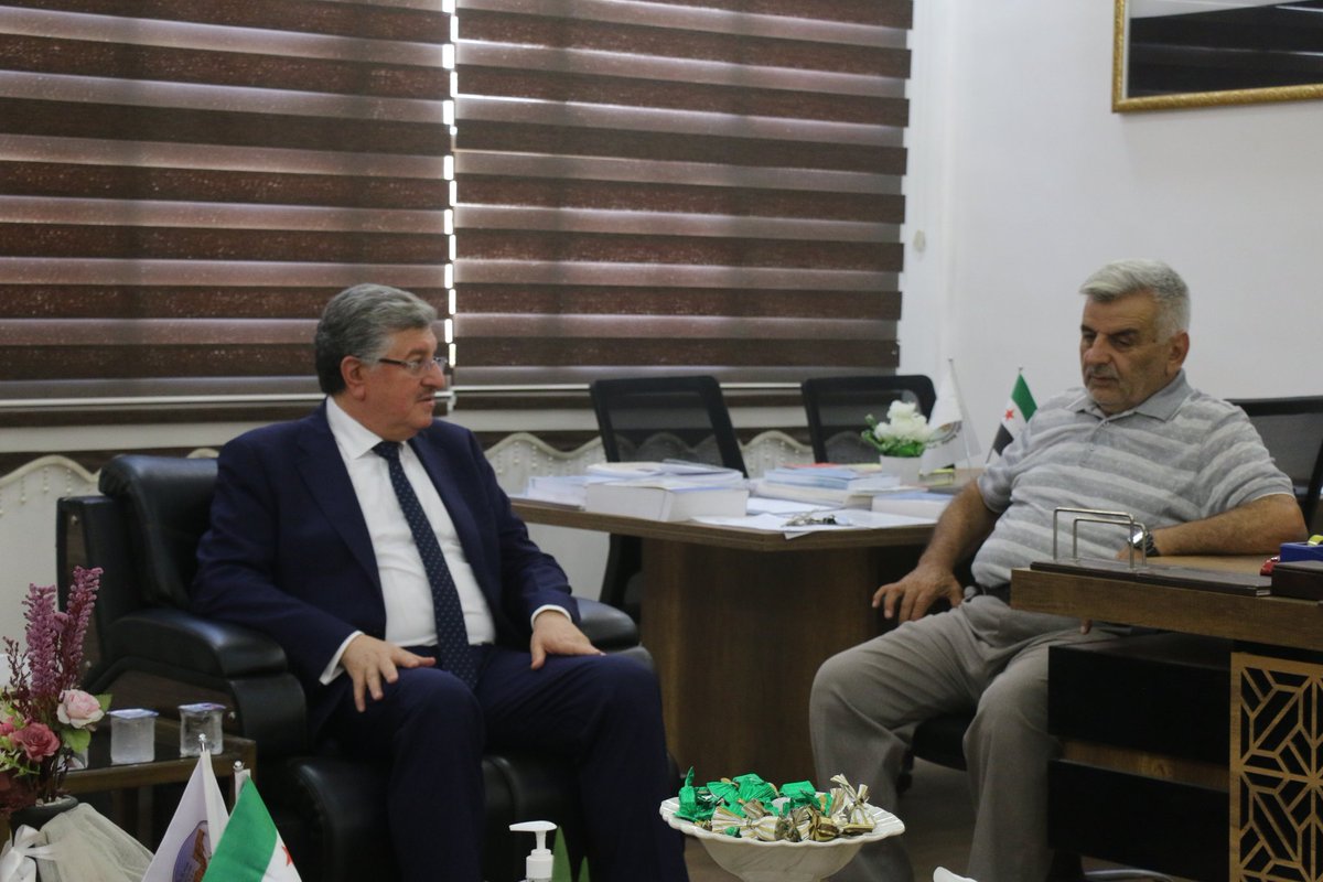 SyrianCoalition's tweet photo. رئيس الائتلاف الوطني: في جولتنا الميدانية للمناطق المحررة، التقينا برئيس جامعة حلب الحرة والكادر التدريسي والإداري فيها. https://t.co/2Elg9mYllu
