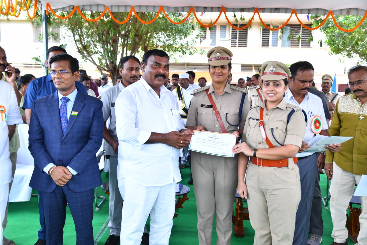 prakasam_police's tweet photo. విధి నిర్వహణలో ఉత్తమ ప్రతిభ కనబరిచిన పోలీస్ అధికారులకు మరియు సిబ్బందికి అందజేసిన గౌరవ మంత్రి గారు.
#BestPerformanceofduty #certificates #Appreciation #MalikaGarg #IPS #PrakasamPolice
@APPOLICE100 https://t.co/Z2emX80BGK