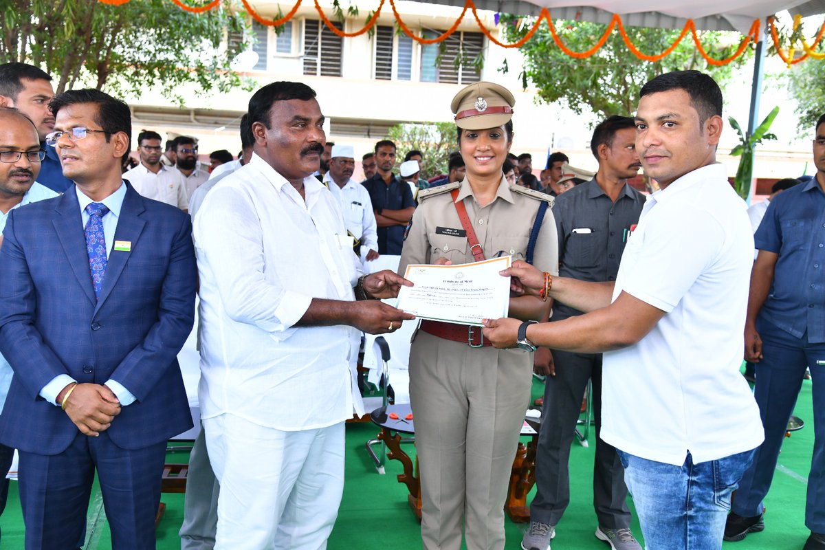 prakasam_police's tweet photo. విధి నిర్వహణలో ఉత్తమ ప్రతిభ కనబరిచిన పోలీస్ అధికారులకు మరియు సిబ్బందికి అందజేసిన గౌరవ మంత్రి గారు.
#BestPerformanceofduty #certificates #Appreciation #MalikaGarg #IPS #PrakasamPolice
@APPOLICE100 https://t.co/Z2emX80BGK