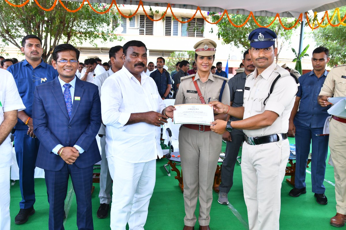prakasam_police's tweet photo. విధి నిర్వహణలో ఉత్తమ ప్రతిభ కనబరిచిన పోలీస్ అధికారులకు మరియు సిబ్బందికి అందజేసిన గౌరవ మంత్రి గారు.
#BestPerformanceofduty #certificates #Appreciation #MalikaGarg #IPS #PrakasamPolice
@APPOLICE100 https://t.co/Z2emX80BGK