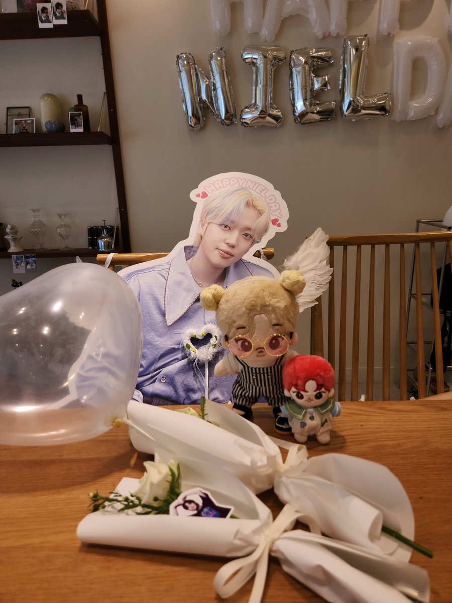 230815 이오니 플라워🤍

니엘이로 가득했던 행복한 공간💜 너무너무 예뻐서 시간 가는지 모르고 있다왔네요😊
폴라로이드 사진도 야무지게 찍고 왔습니다📸 그리고 특전도 너무너무 예뻐요!!!

#니엘 #NIEL #안다니엘
#스물아홉번째_여름날의_깜고에게_하얀장미를