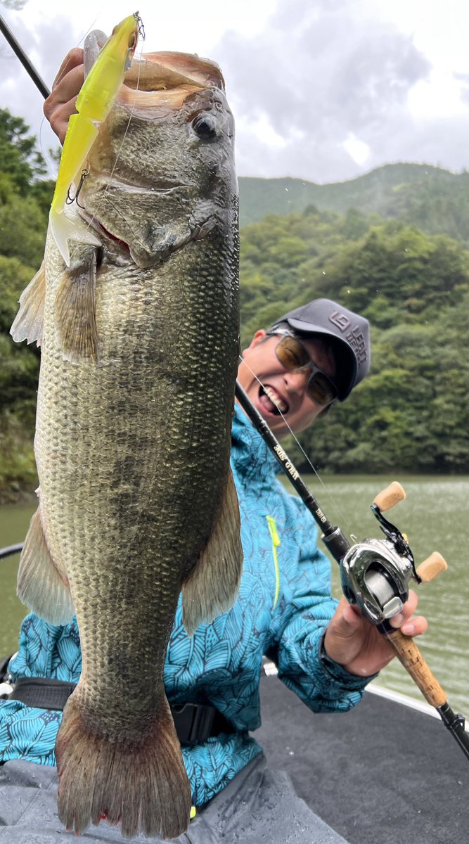 R50BASS's tweet photo. 松田さんとこで
レンタルして早明浦出撃🏃‍♂️🏃‍♂️

早明浦モンスター出現😂
自己記録更新💪💪💪
59.5cm  3160g🐟🐟
りゅうくん神ランディングありがとう😁

 #レジットデザイン
 #ワイルドサイド
 #wsc72mh
 #osp
 #火蓮180
 #zpi
 #zelos https://t.co/Ej9Bm74j6I