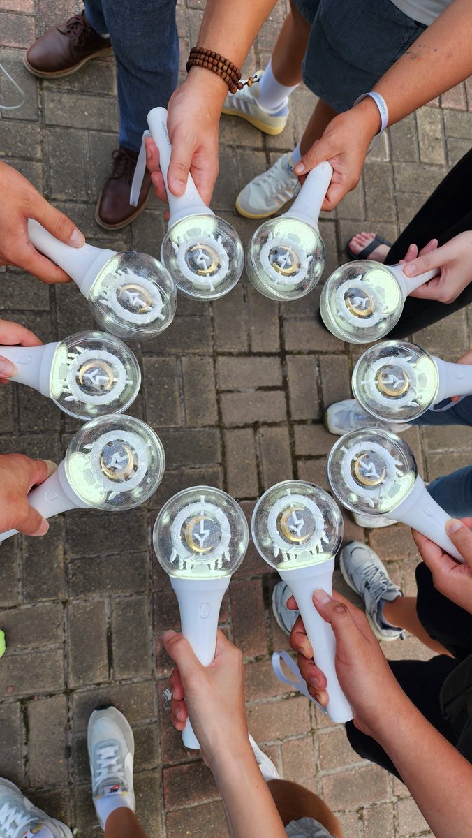jjaeyonkkaebi's tweet photo. #여니왔어요
잘 들어가고 있나?
여니덕에 열린음악회를
와봣네 오늘도 넘 행복한 밤이야
채리쉬들과 모여서 목이터져라
외치니까 더 신나고 즐겁다
행복 가득 안고 집으로 돌아갈게
바로 출근 이긴하지만😁
오늘도 고맙고 사랑해 🤍
피로 잘풀고 편안하게 꿀잠자🌙😴 https://t.co/YetwGaXCfG
