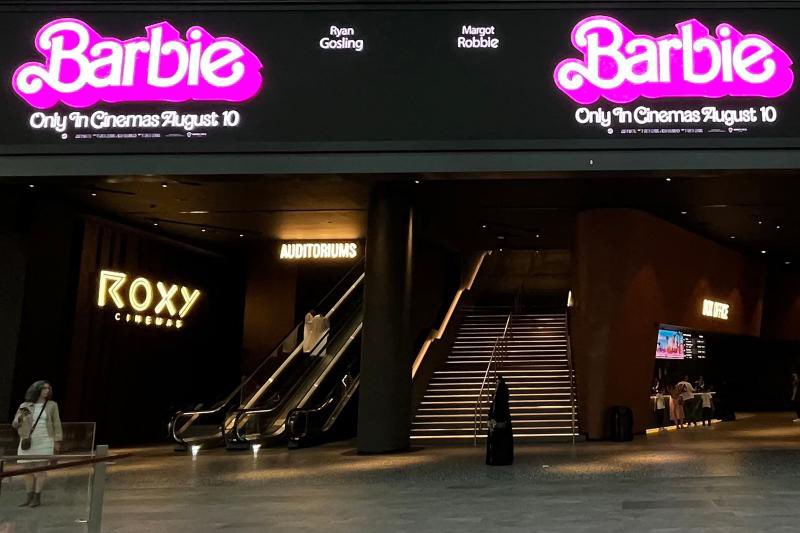 🇩🇿🎬 | L’Algérie a retiré de ses cinémas le film 'Barbie' pour « atteinte à la morale », après une diffusion de plus de deux semaines dans le pays. 👉🏻 Les propriétaires de salles ont modifié les programmes en supprimant la réalisation de Greta Gerwig, sans fournir de raisons. Le…